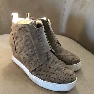 Fun heel boot, suede, good condition